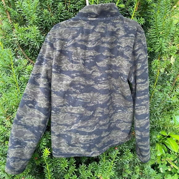 Two identical boys fleece camo sweaters - Picture 3 of 5